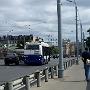 Hé, die trolleybus staat ineens midden op de brug stil. 