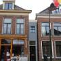 In het midden: het smalste huis van Nederland. 