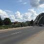 Via de brug over de Weser naar het centrum van Rinteln. 