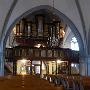 Live muziek in de kerk. Volgens de enthousiaste dames die onder het orgel stonden van een beroemdheid op dat gebied. 