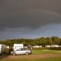 Zon en regen, dus even buiten kijken. En ja hoor, een prachtige regenboog bij de camping. 