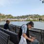 De vesting Ehrenbreitstein ligt vanaf de Altstadt gezien aan de andere kant van de Rijn. 