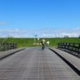 Vanaf de brug (naast de camperplaats) rechtsaf, en 5 km langs de dijk fietsen.