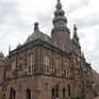 Het miniatuurhuisje dat wij hebben staan van Bolsward, de sigarenwinkel, bestaat niet meer. Maar van dit prachtige stadhuis is er ook een huisjesversie. Die dan maar gekocht om de fotoverzameling per stad ook compleet te kunnen krijgen.