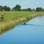 ....oh oh, koe te water. Gelukkig waren de hulpploegen al ingeschakeld. 