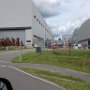 In Papenburg (na het boodschappen doen) zagen we bij de Meyer Werft iets bijzonders liggen, hier te zien tussen de hallen. 